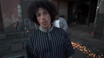 La veste bleue à rayures de Rilès dans le clip Queen