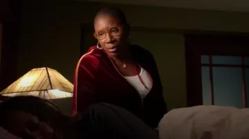 Aviateur de la Nation Zip Velours Raglan porté par Henrietta 'Poule' Wilson (Aisha Hinds) dans le 9-1-1 Saison 3 Épisode 8