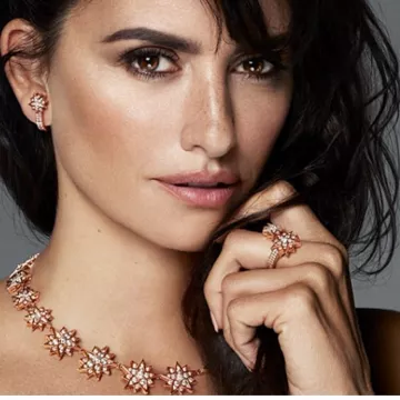 Earrings "Ear-Jacket" of Penélope Cruz on the account Instagram of @penelopecruzoficial