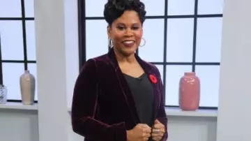 Banana Republic Vel­vet Soft Blaz­er worn by Marci on The Loop November 11, 2019