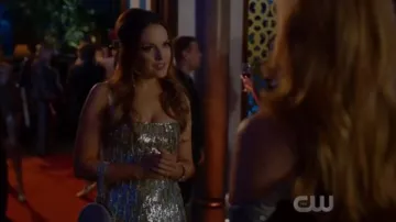 Mini vestido de lentejuelas doradas usado por Fallon Carrington (Elizabeth Gillies) en Dynasty Temporada 3 Episodio 5
