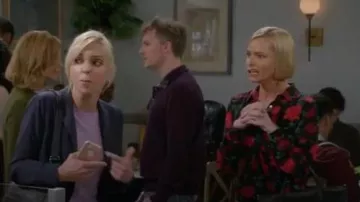 Equipment Flo­ral Blouse worn by Jill Kendall (Jaime Pressly) in Mom Season 07 Episode 06