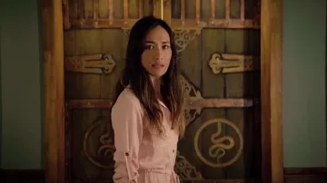 Robe rose porté par Maggie Q dans le Fantasme de l'Île