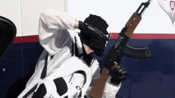 Le sac à dos blanc Oakley de Soolking dans son clip Bébé allô