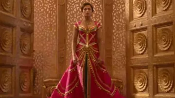 Vestido de princesa rosa de Jasmine (Naomi Scott) en Aladdin