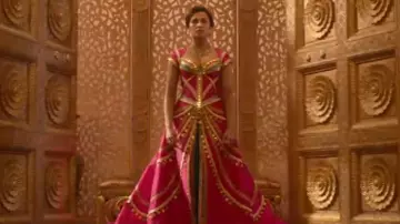 La robe de princesse rose de Jasmine (Naomi Scott) dans Aladdin
