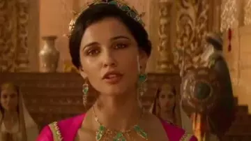 Les boucles d'oreilles turquoises de Jasmine (Naomi Scott) dans Aladdin