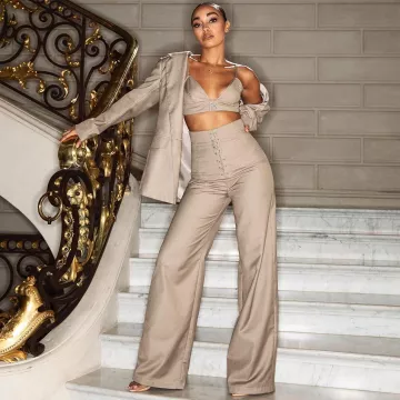 El efecto Bralette de ante piedra gris con cordones de Leigh-Anne Pinnock en la cuenta de Instagram de @leighannepinnock