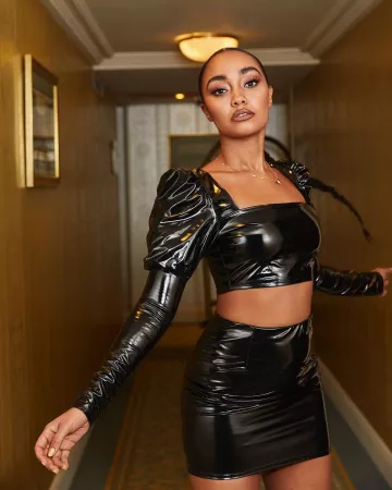 Crop top de vinilo negro de Leigh-Anne Pinnock con mangas muy hinchadas en @leighannepinnock