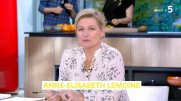 La chemise à fleurs Des Petits Hauts portée par Anne-Élisabeth Lemoine dans C à vous
