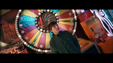 Louis Tomlinson's Stone Island Logo Patch Hoodie en Louis Tomlinson - We Made It (Video Oficial)