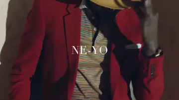 El clásico blazer rojo de Ne-Yo en Pitbull, Ne-Yo - Me Quedaré Contigo ft. Lenier, El Micha