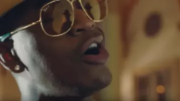 Les Lunettes De Soleil Coronel Ray-Ban de Ne-Yo en Pitbull, Ne-Yo - Me Quedaré Contigo ft. Lenier, El Micha