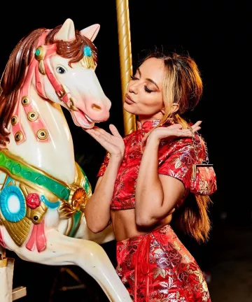 La minifalda de billetera roja estampada de estilo asiático de Jade Thirlwall en su cuenta de Instagram @jadethirlwall