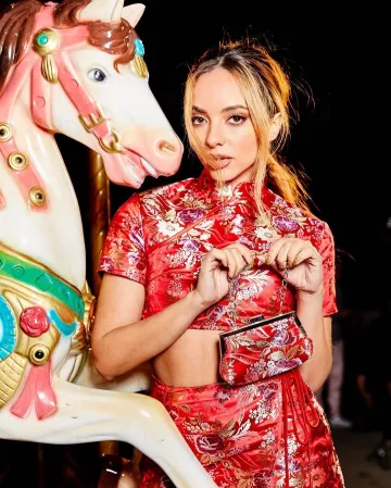 El crop top de estilo asiático estampado rojo de Jade Thirlwall con un collar ascendente en su cuenta de Instagram @jadethirlwall