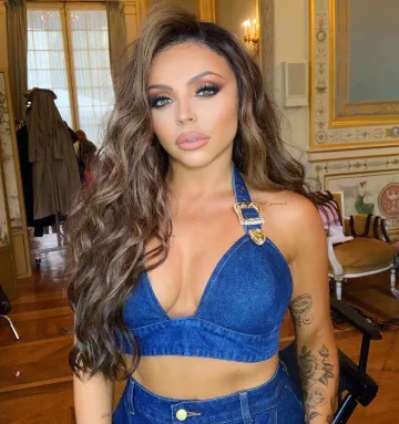 El bralette de mezclilla de Jesy Nelson en su cuenta de Instagram @jesynelson