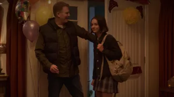 Beige sac à dos porté par Casey Gardner (Brigette Lundy-Paine) comme on le voit dans Atypiques S02E09