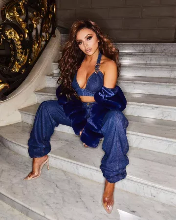 La chaqueta corta azul de piel sintética de Jesy Nelson en su cuenta de Instagram @jesynelson