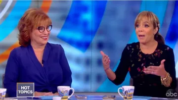 L'Agence Marina Plonger Blouse en Soie porté par Joy Behar sur La Vue 11 novembre 2019