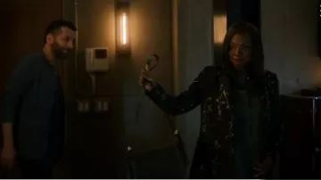 Dries Van Noten Blaack Abrigos Florales-Jacquard usados por Annalise Keating (Viola Davis) en Cómo salirse con la suya con el asesinato Temporada 06 Episodio 07
