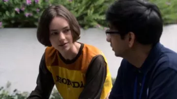 Véritable Jaune et Noir Vintage Honda haut en jersey porté par Casey Gardner (Brigette Lundy-Paine) dans Atypiques Saison 3 Épisode 8