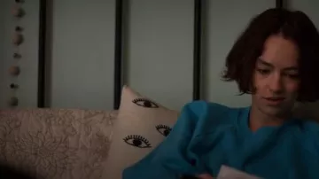 Urban Outfitters Blanc Brodé les Yeux housse de Coussin utilisé par Casey Gardner (Brigette Lundy-Paine) dans Atypiques Saison 3 Épisode 9