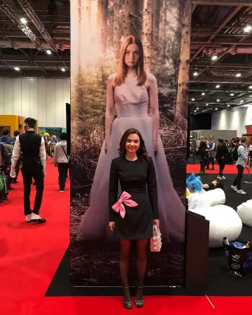 Winslow Manches Longues Mini Robe portée par Jessica Barden sur l'Instagram account @jessybarden