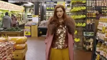 Fendi Jupe Plissée portée par Lexi (Anne Hathaway) Moderne de l'Amour Saison 01 Episode 03