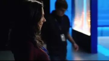 Maje Rouge Renitia Tweed Chemisier porté par Claire Conway (Bel Powley) dans L'émission du Matin de la Saison 1 Épisode 4