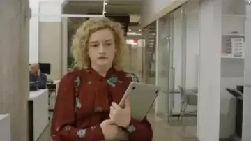 Joie Floral Blouse porté par Maddy (Julia Garner) Moderne de l'Amour Saison 01 Episode 06