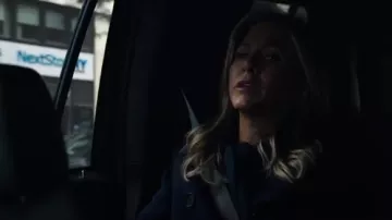 Burberry Bleu marine Kensington Manteau porté par Alex Levy (Jennifer Aniston) dans L'émission du Matin de la Saison 1 Épisode 4