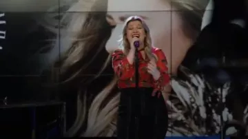 Dolce & Gabbana Noire en Dentelle jacquard jupe crayon porté par Kelly Clarkson dans L'émission du Matin de la Saison 1 Épisode 4