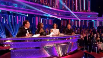 Asos Edition Mono de rayas de lentejuelas negras y plateadas usado por Motsi Mabuse en la temporada de Strictly Come Dancing07