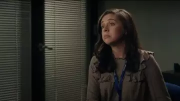 Zara Grise à Volants Vérifier Chemisier porté par Claire Conway (Bel Powley) dans L'émission du Matin de la Saison 1 Épisode 4