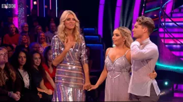 Rixo Silver and Gold Striped Sequin Vneck Wrap Dress usado por Tess Daly en Strictly Come Dancing Season07