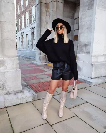 Gafas de sol redondas en oro de Alexx Coll en la cuenta de Instagram @alexxcoll