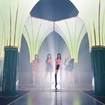 Mini vestido de terciopelo rosado en la cuenta de Instagram de @kbanklive