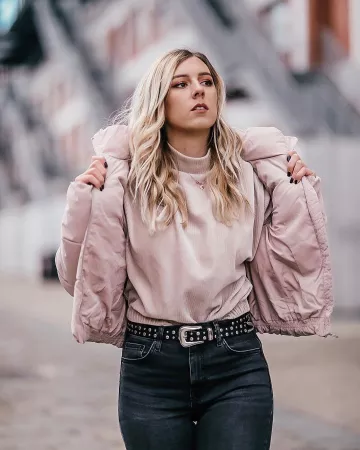 Down jacket pink, worn by Laura Makeuptips on the account Instagram of @laura_r