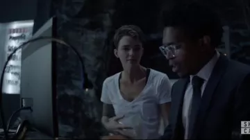 Madewell de Coton Blanc V Neck Pocket Tee portée par Kate Kane (Ruby Rose) dans la Batwoman Season01 Episode06