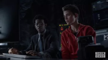 Topshop, Rouge à Demi-Zip Hoodie, portés par Kate Kane (Ruby Rose) dans la Batwoman Season01 Episode06