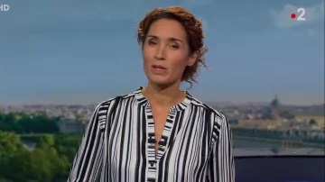 La chemise col rond rayée Blanc de Marie-Sophie Lacarrau dans Journal de 13 heures le 13.11.2019