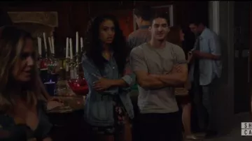 Reformation Black Margot Minifalda usada por Olivia Baker (Samantha Logan) en All American Temporada 02 Episodio 05