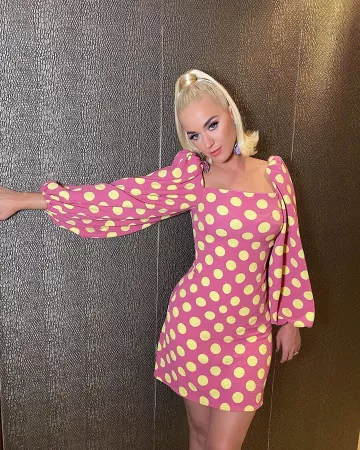 Stine Goya Pink Pol­ka Dot Mi­ni Dress of Katy Perry on the Instagram account @katyperry November 12, 2019