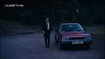 Pantalon de costume noir de James (Alex Lawther) dans The End of the F***ing World (S02E02)