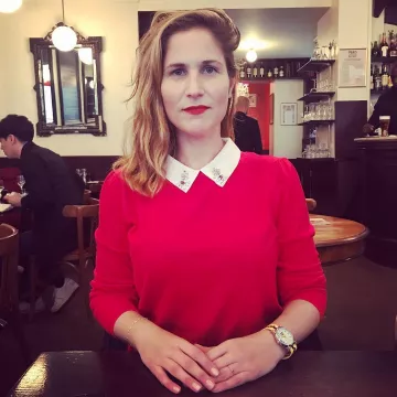 El suéter rojo de cuello blanco usado por Josephine Draï en la cuenta de Instagram de @josephineose