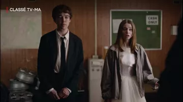 Gray coat of Alyssa (Jessica Barden) in The End of the F***ing World (S02E02)