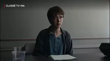 Polo bleu de James (Alex Lawther) dans The End of the F***ing World (S02E08)