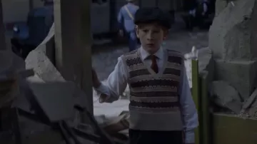 Corbata de cuello rojo usada por Martin 9-13 (Misha Handley) en The Song of Names