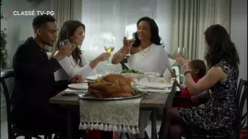 Robe asymétrique blanche de Lydia (Vivica A. Fox) dans Un Noël à croquer