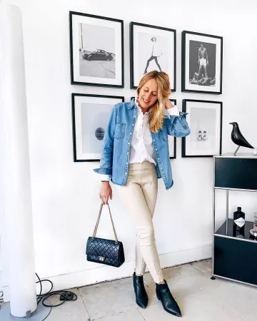 Le sac Chanel 2.55 porté par Charlène sur le compte Instagram de @thebabooshka